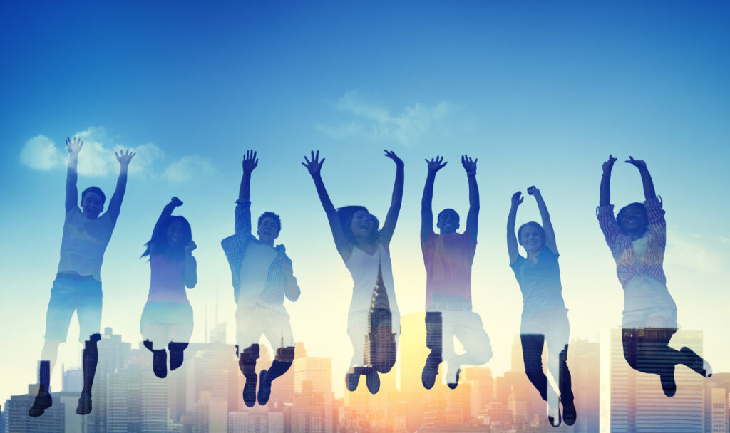 笑顔でジャンプしている6人の画像